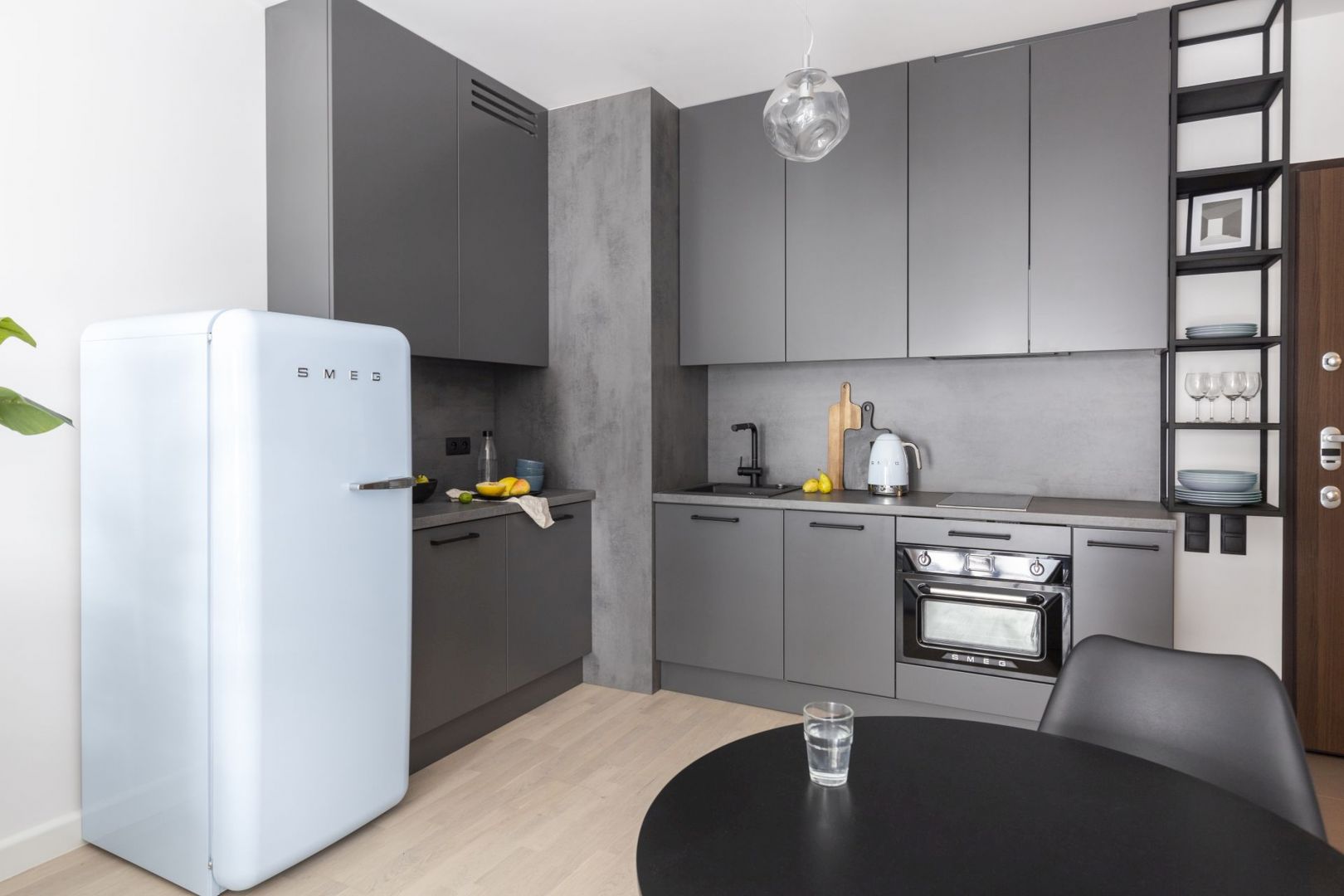 Szara kuchnia w bloku. Projekt Decoroom. Fot. Pion Poziom