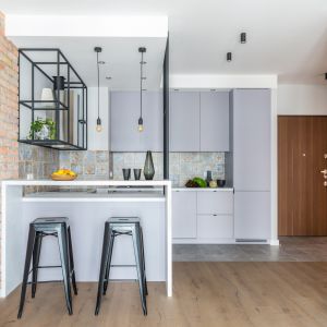 Szara kuchnia w loftowym stylu. Projekt Decoroom. Fot. Pion Poziom