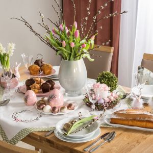 Świetny pomysł na dekorację stołu na Wielkanoc. Fot. Salony Agata