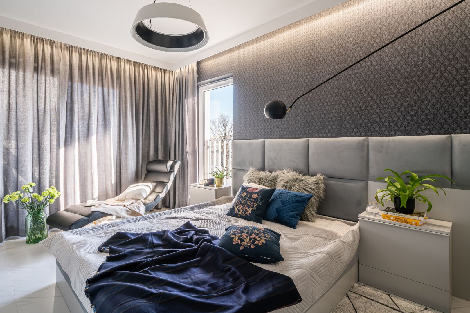 Nowoczesna sypialnia urządzona w szarościach. Projekt i zdjęcia: Decoroom