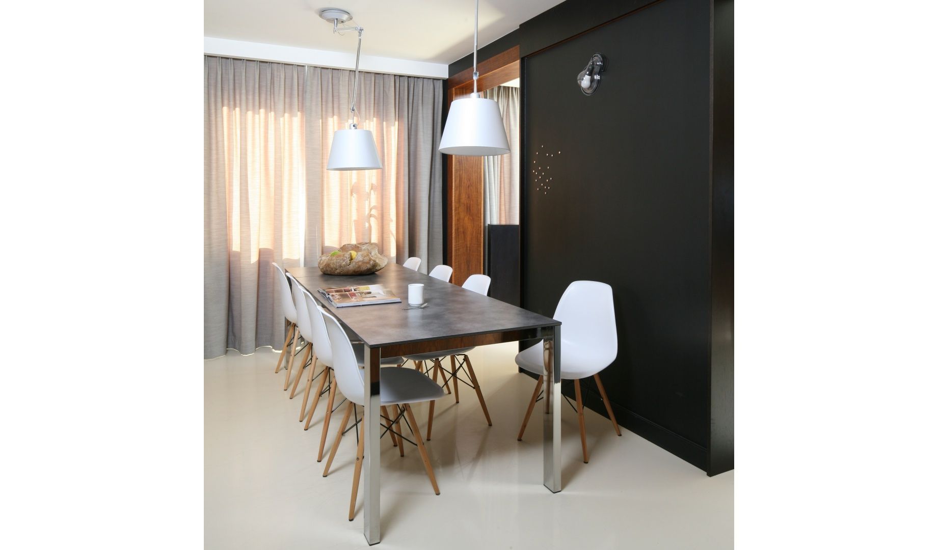 Duży, rodzinny stół (Calligaris, model Convoy) z nogami ze stali. Projekt: Kasia i Michał Dudko. Fot. Bartosz Jarosz.