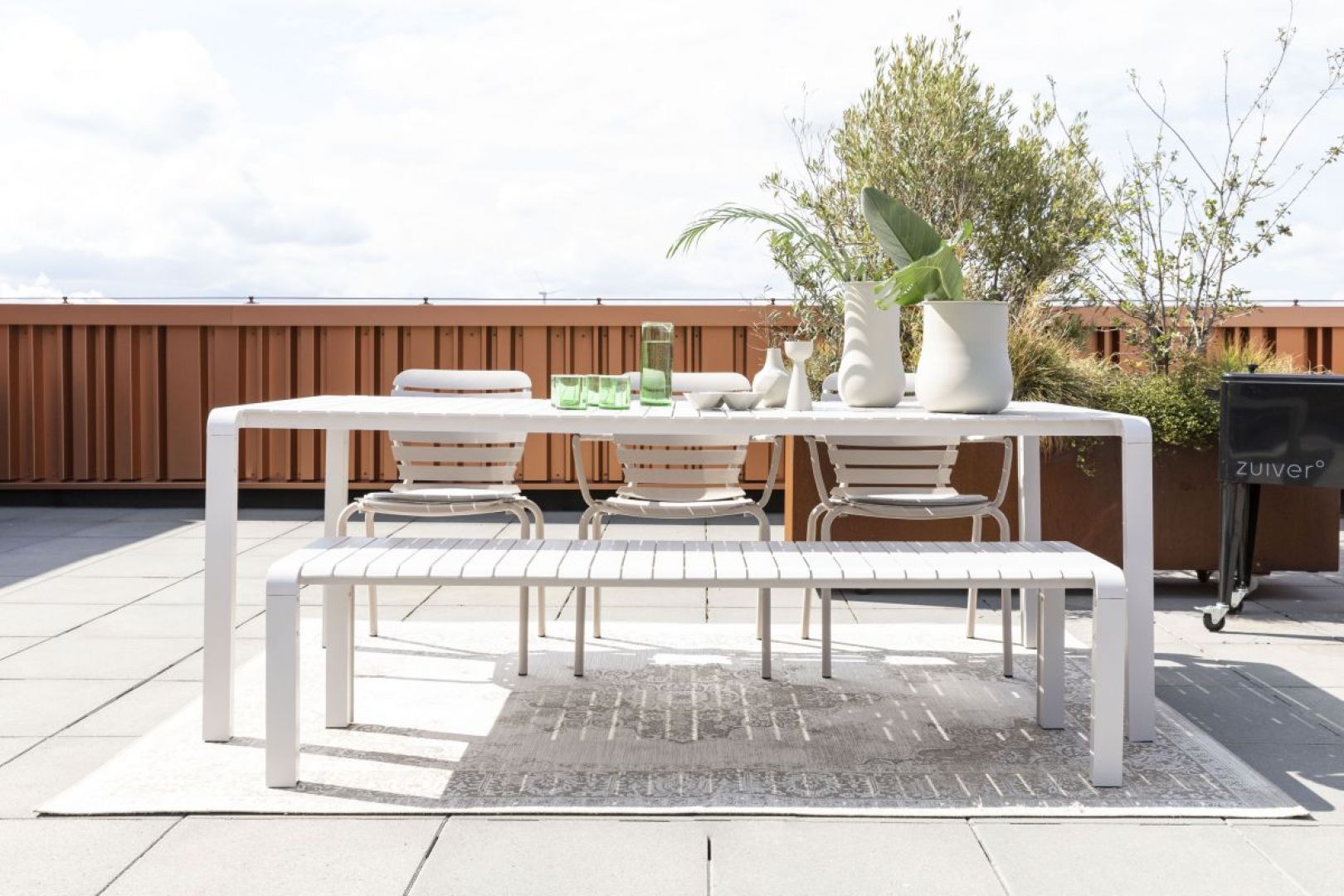 Outdoorowe, aluminiowe meble jadalniane Volden. Ta kultowa kolekcja krzeseł, foteli, dużych stołów i ławek marki Zuiver, zaprojektowana przez studio APE z Amsterdamu. Fot. Dutchhouse.pl
