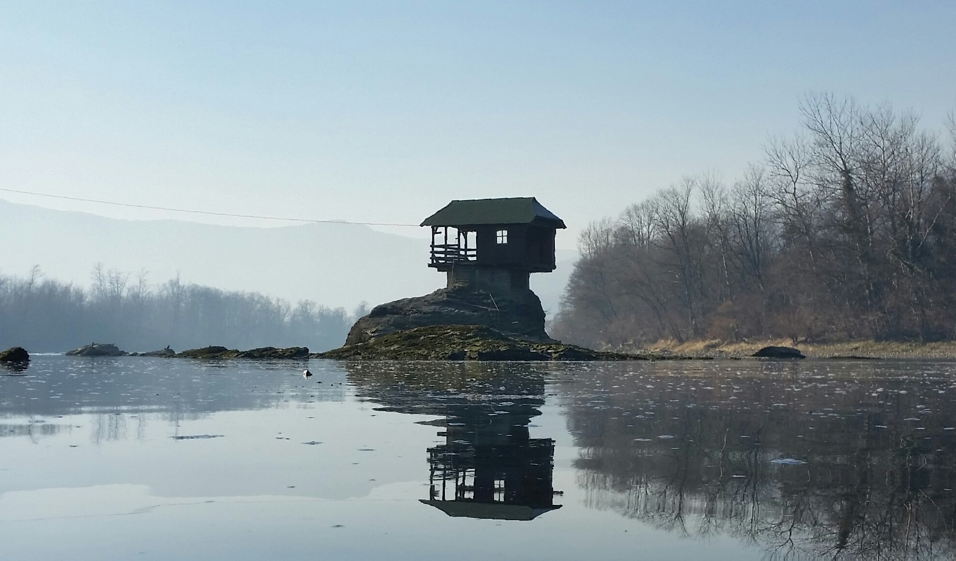 Dom na rzece Drina w Serbii. Fot. Wikimedia/By Rasevic - Own work, CC BY-SA 4.0