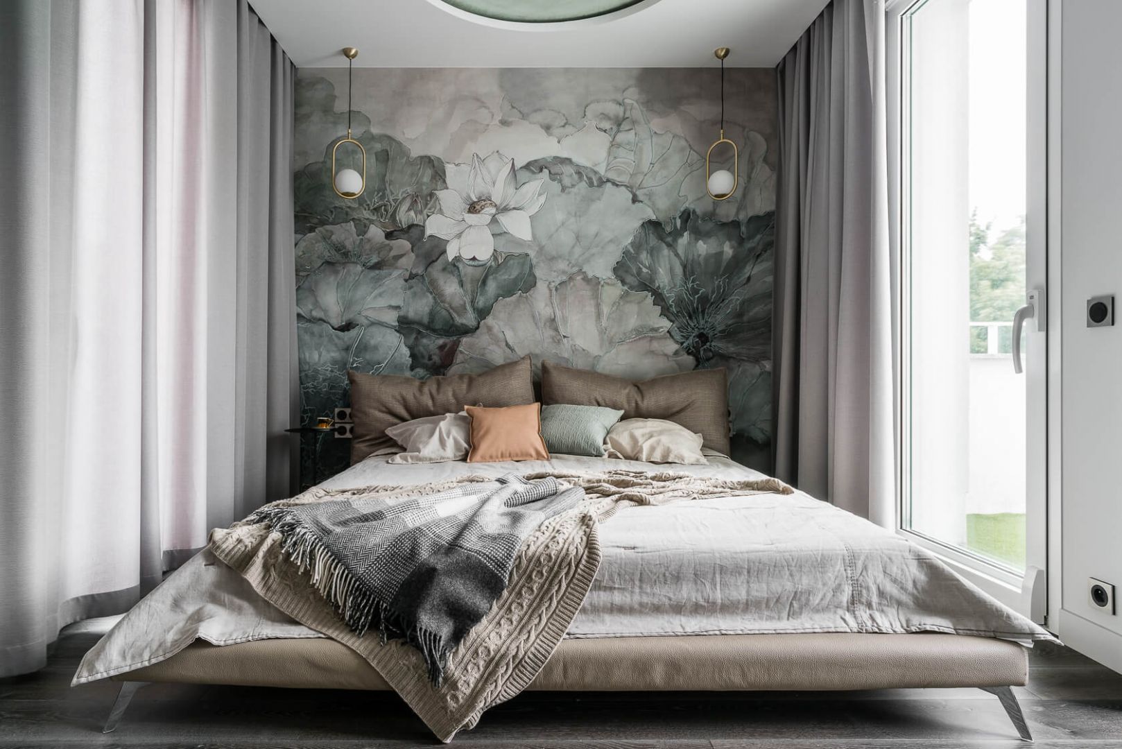Kwiatowa tapeta ze wezgłowiem łoża w sypialni. Projekt Magma. Fot. Fotomohito 