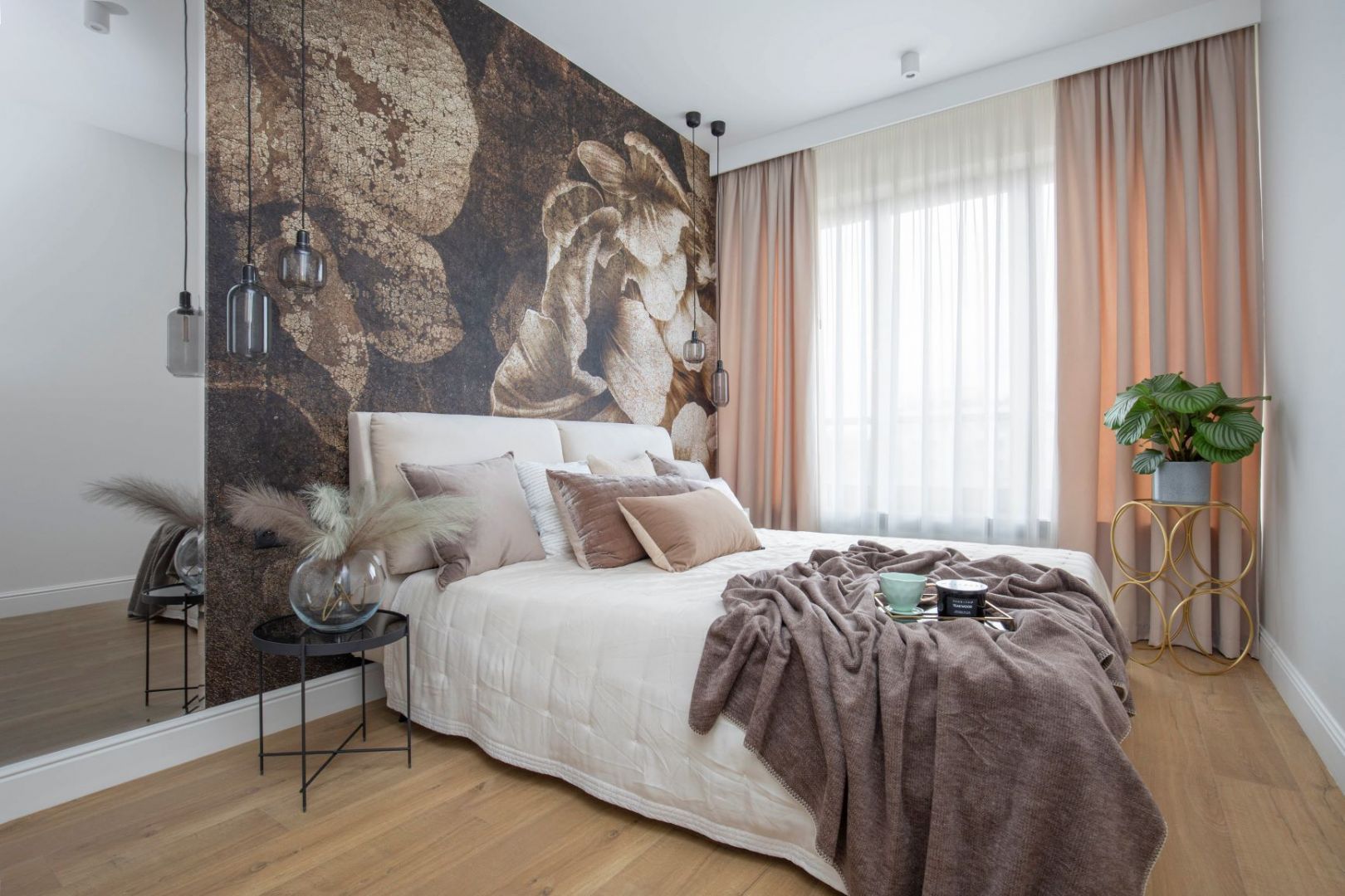 Ściana za łóżkiem w sypialni wykończona jest tapetą o pięknym, kwiatowym wzorze. Projekt: Naboo Studio. Realizacja: MRenovations. Stylizacja: Agnieszka Modzelewska, Deconeserka. Fot. Pion Poziom