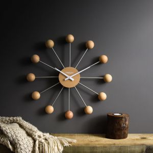 Zegar Sputnik ma 12 cienkich ramion zakończonych kulkami. Tarcz i kulki z drewna. Cena: 360 zł. London Clock