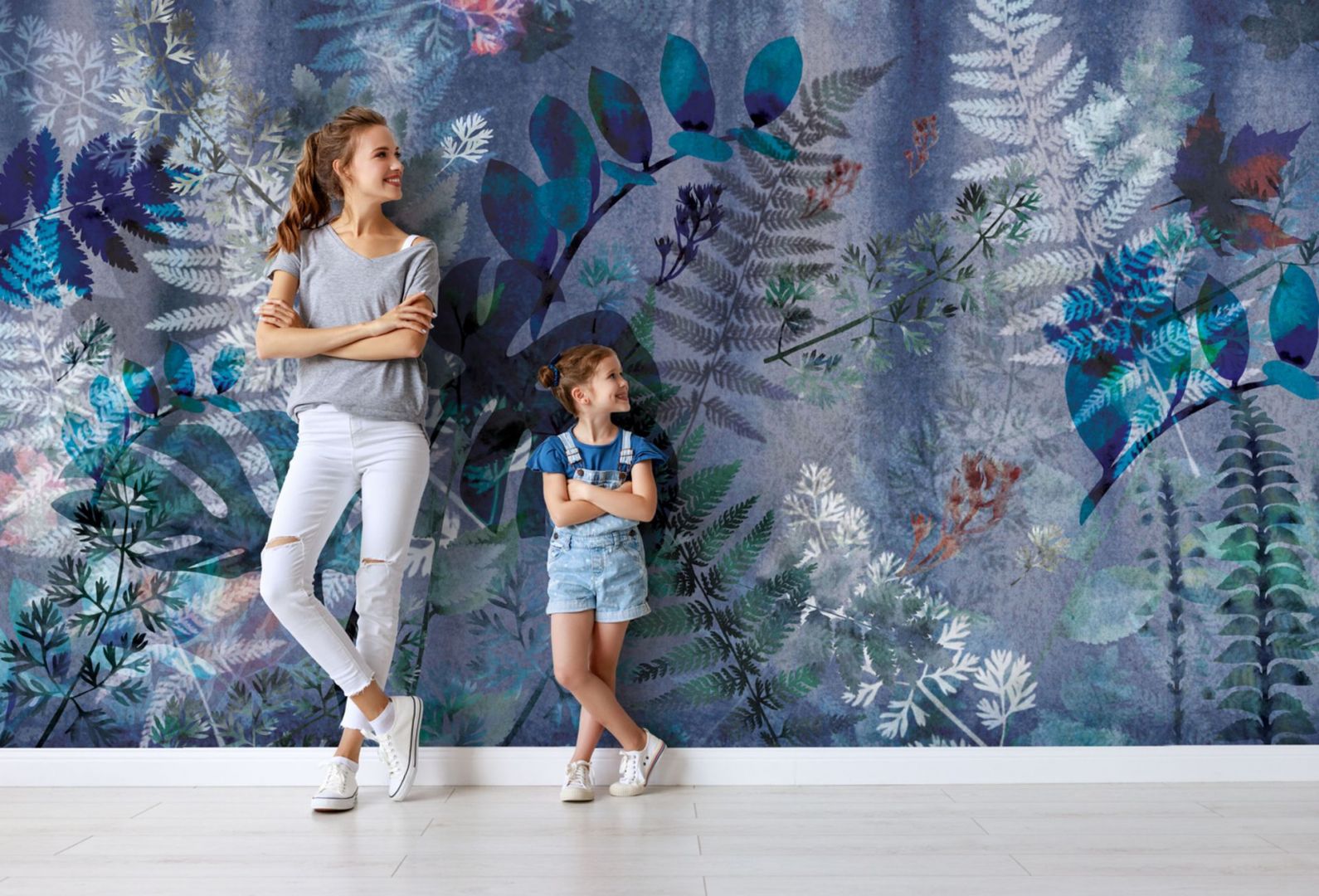 Piękna tapeta Flora z malarskim roślinnym wzorem. Cena: od 159 zł/me. Marka: Walltime