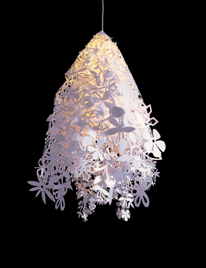 Lampa Midsummer dla Artecnica. Składająca się z dwóch ułożonych kaskadowo warstw, powycinanych w olśniewające wzory kwiatów i liści, lampa Tord'a Boontje dodaje ciepła i klimatu każdemu pomieszczeniu. Fot. Artecnica