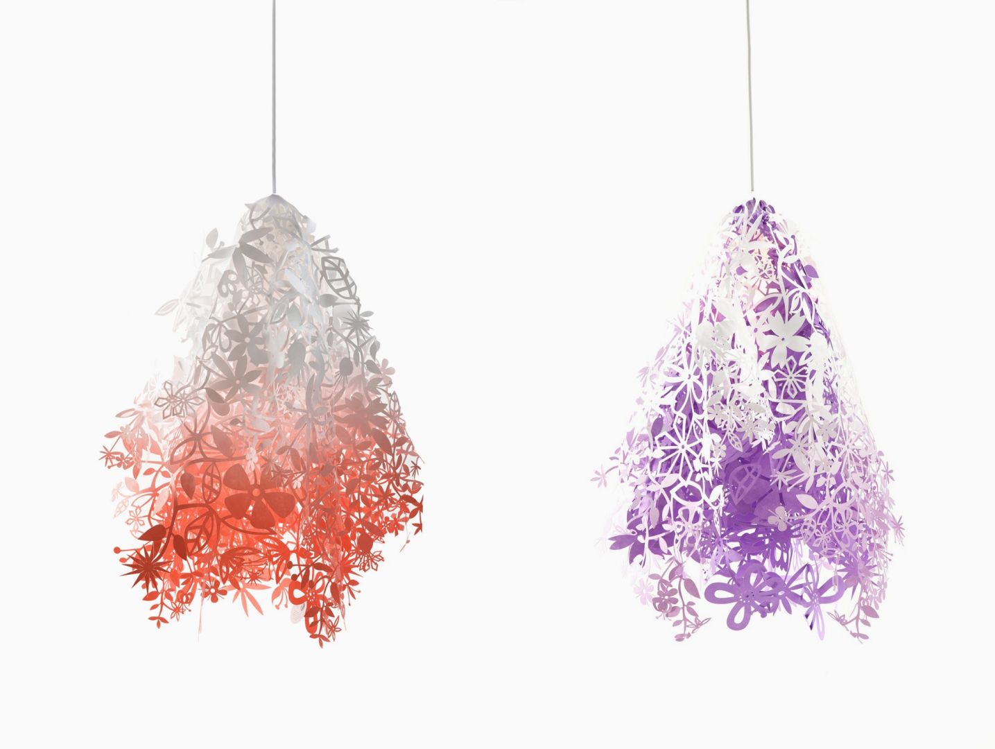 Lampa Midsummer dla Artecnica. Składająca się z dwóch ułożonych kaskadowo warstw, powycinanych w olśniewające wzory kwiatów i liści, lampa Tord'a Boontje dodaje ciepła i klimatu każdemu pomieszczeniu. Fot. Artecnica