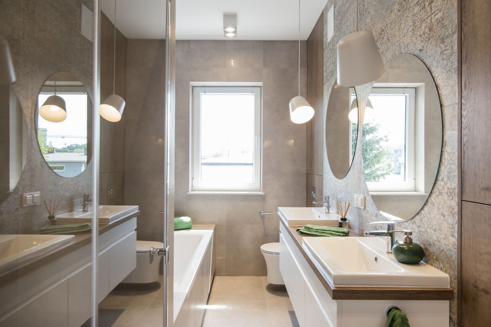Łazienka dla rodziny nawiązuje do estetyki vintage. Wyposażona została w wannę, prysznic walk-in oraz dwie nablatowe umywalki. Projekt i zdjęcia: KODO Projekty i Realizacje Wnętrz
