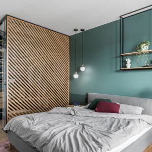 Ściana za łóżkiem w sypialni wykończona jest farbą w dwóch kolorach. Projekt: Marta i Michał Raca, pracownia Raca Architekci. Fot. Fotomohito