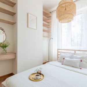 Sypialnia zaaranżowana w bieli i z dużą ilością drewna. Projekt i stylizacja wnętrza: Ola Dąbrówka, pracownia Good Vibes Interiors. Zdjęcia: Marcin Mularczyk