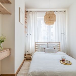 Sypialnia w stylu skandynawskim. Projekt i stylizacja wnętrza: Ola Dąbrówka, pracownia Good Vibes Interiors. Zdjęcia: Marcin Mularczyk
