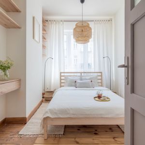 Wnętrze 42-metrowego mieszkania zaprojektowanego na wynajem długoterminowy. Projekt i stylizacja wnętrza: Ola Dąbrówka, pracownia Good Vibes Interiors. Zdjęcia: Marcin Mularczyk