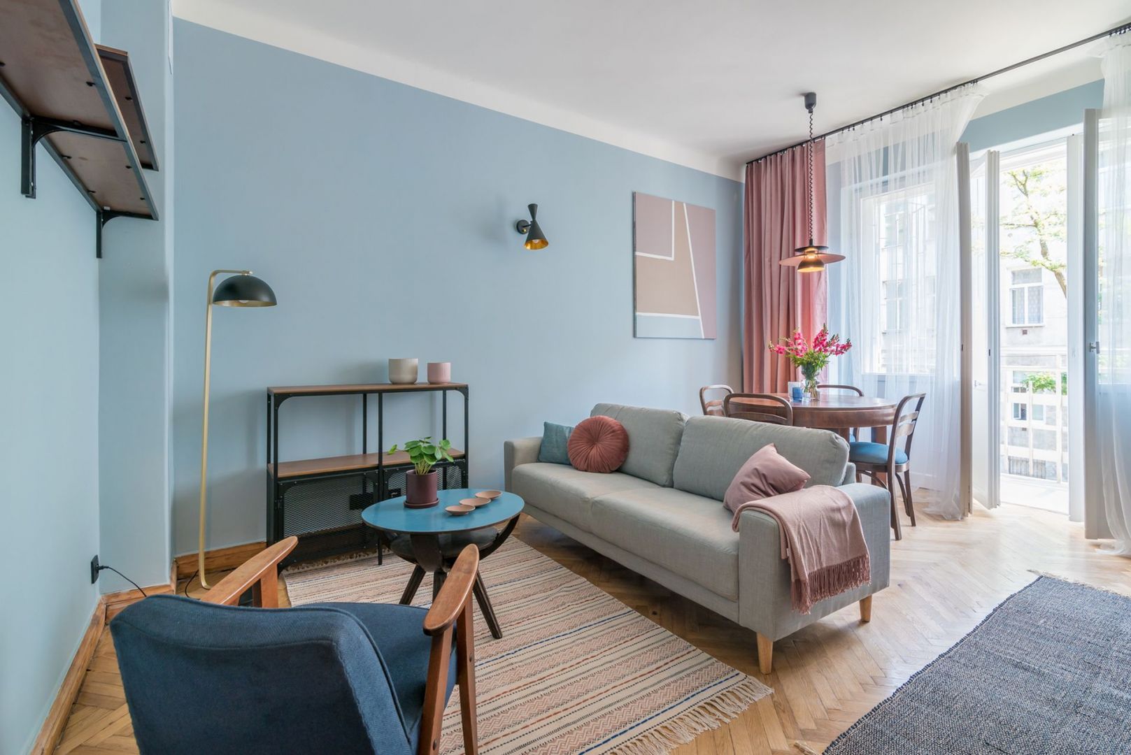 Kolory w salonie mają wprowadzać w nastrój relaksu. Projekt i stylizacja wnętrza: Ola Dąbrówka, pracownia Good Vibes Interiors. Zdjęcia: Marcin Mularczyk