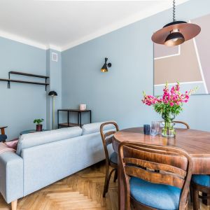 W mieszkaniu nie brakuje mebli i dodatków w stylu vintage. Projekt i stylizacja wnętrza: Ola Dąbrówka, pracownia Good Vibes Interiors. Zdjęcia: Marcin Mularczyk