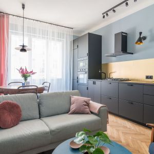 Kolorowa i optymistyczna część dzienna. Projekt i stylizacja wnętrza: Ola Dąbrówka, pracownia Good Vibes Interiors. Zdjęcia: Marcin Mularczyk