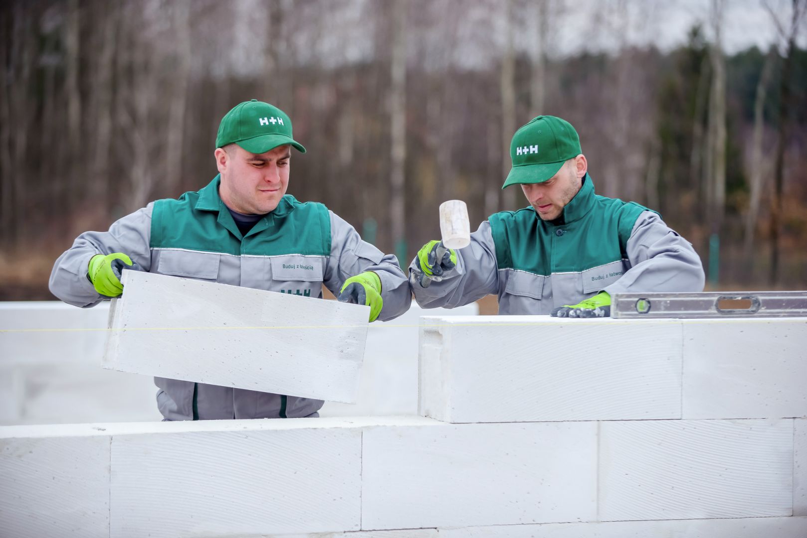 Silikaty i beton komórkowy charakteryzują się dobrymi parametrami wpływającymi na oszczędność energii cieplnej, choć i tutaj ze względu na inną strukturę znajdziemy istotne różnice. Fot. H+H
