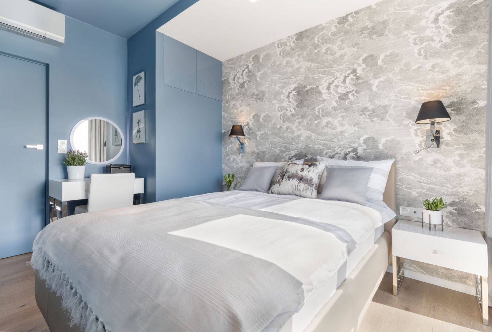 Sypialnia w chłodnych kolorach i z piękną, bardzo dekoracyjną tapetą. Realizacja wnętrza: Monika Staniec. Zdjęcia: Łukasz Bera