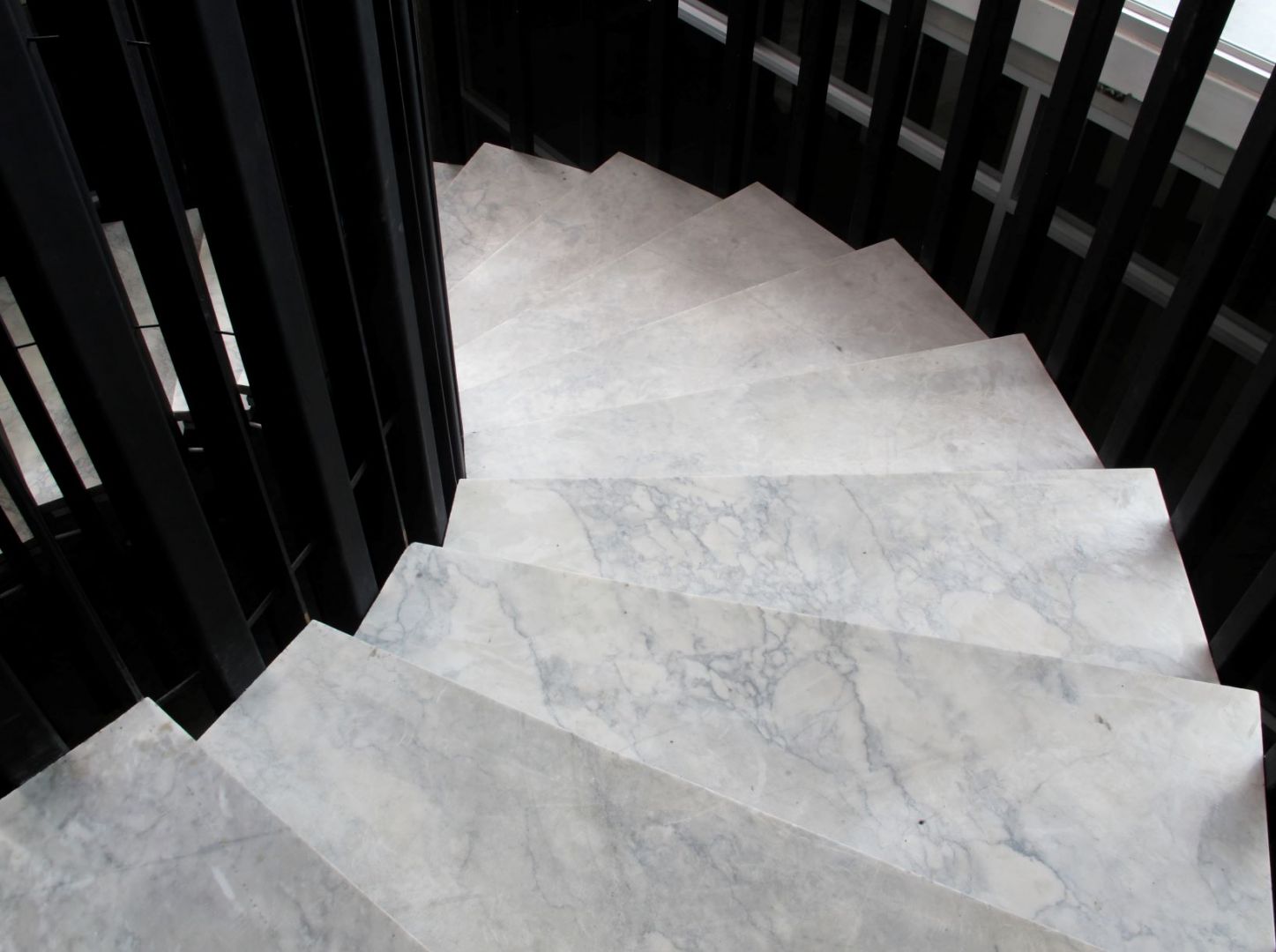 Kamień Bianco Carrara na schodach. Fot. Interstone