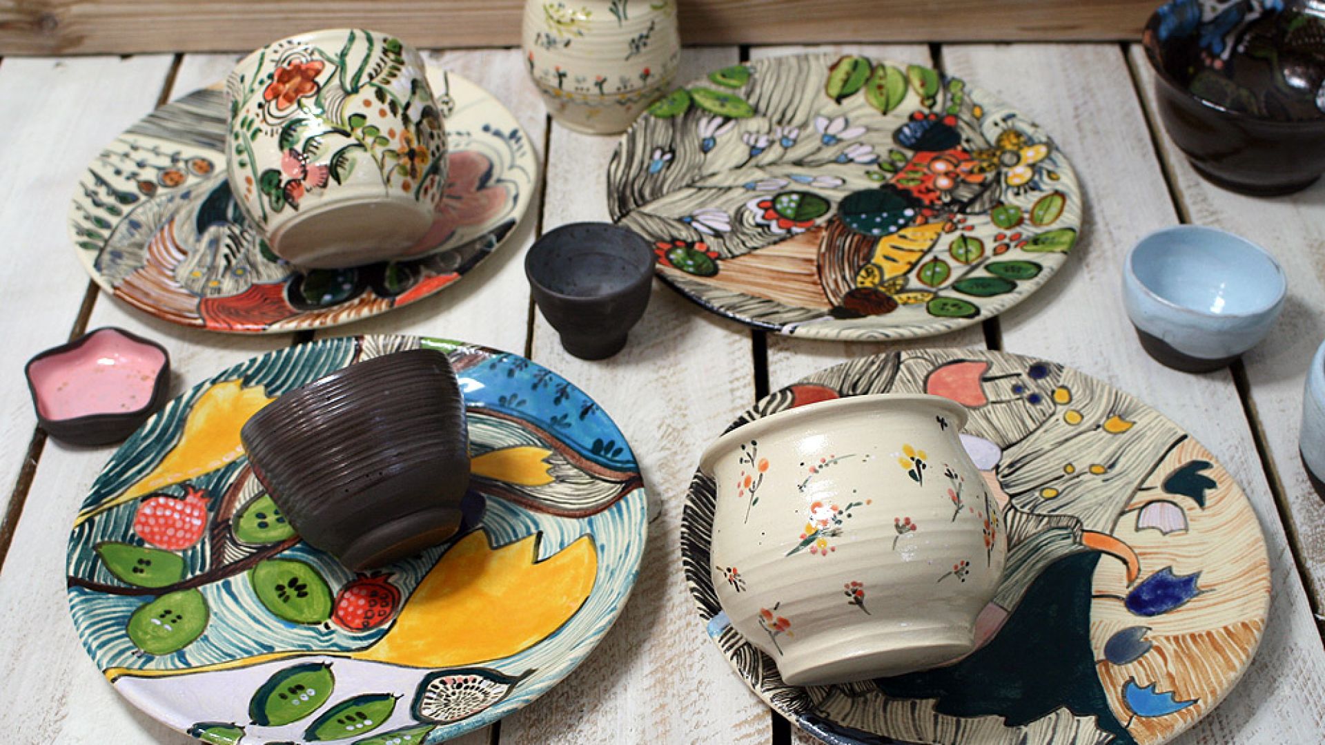 Malowana ręcznie ceramika: piękne wzory z polskiej pracowni