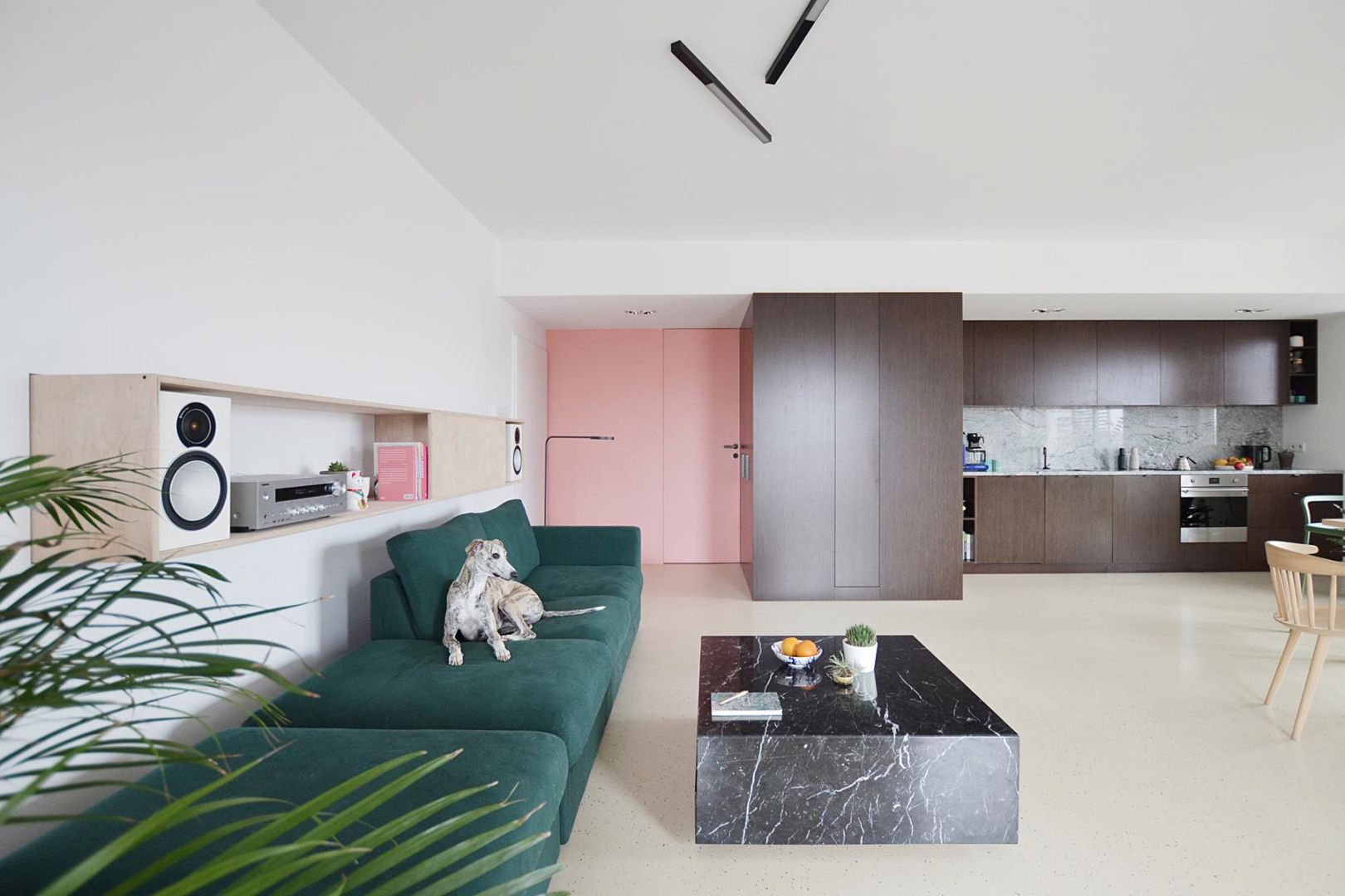 Aby mieszkanie sprawiało wrażenie przestronnego, architekt postawił na jasne powierzchnie ścian i podłóg oraz zabudowy meblowe w horyzontalnym układzie. Projekt: Grzegorz Layer. Fot. AQForm