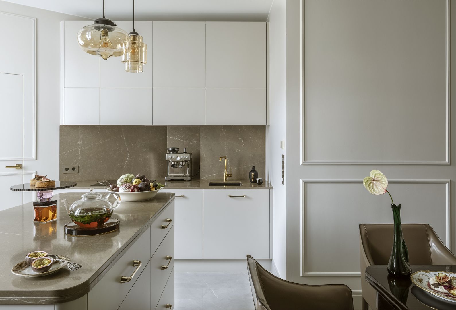 Modna kuchnia z kamieniem. Projekt Hola Design Fot. Yassen Hristov