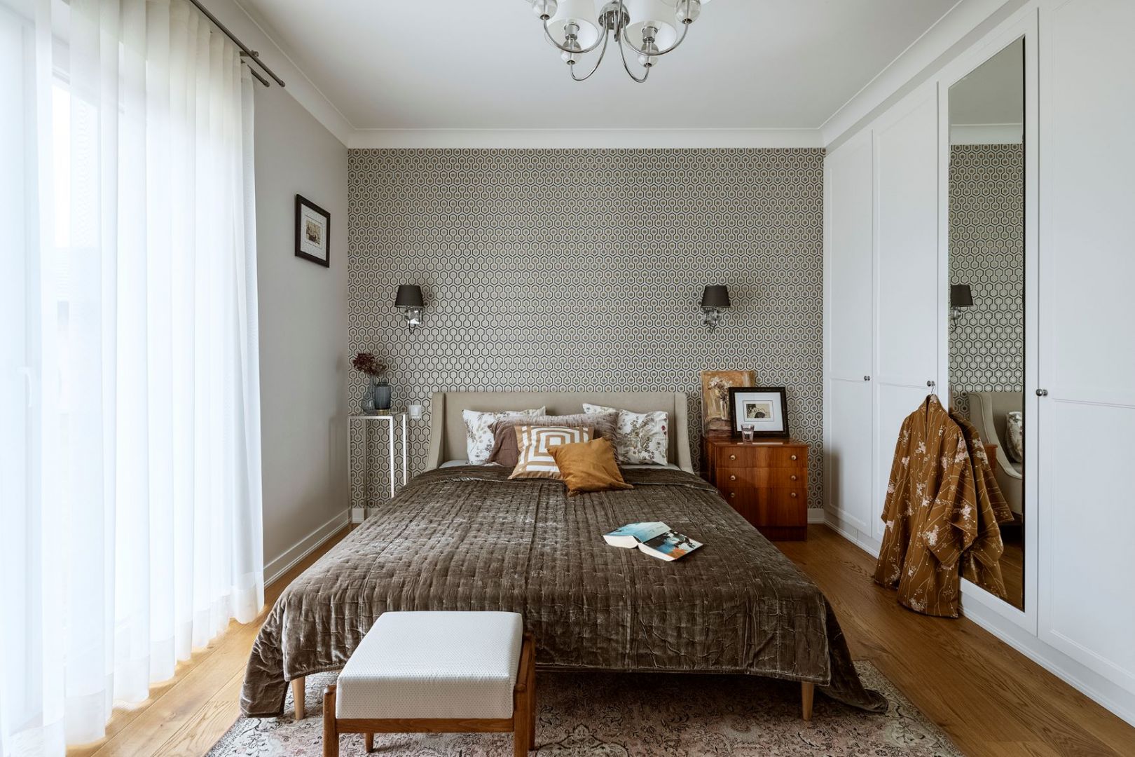 Ściana za łóżkiem w sypialni wykończona jest połyskującą tapetą o eleganckim wzorze. Projekt: Małgorzata Bacik, MM Architekci x Dekorian Home. Fot. Yassen Hristov