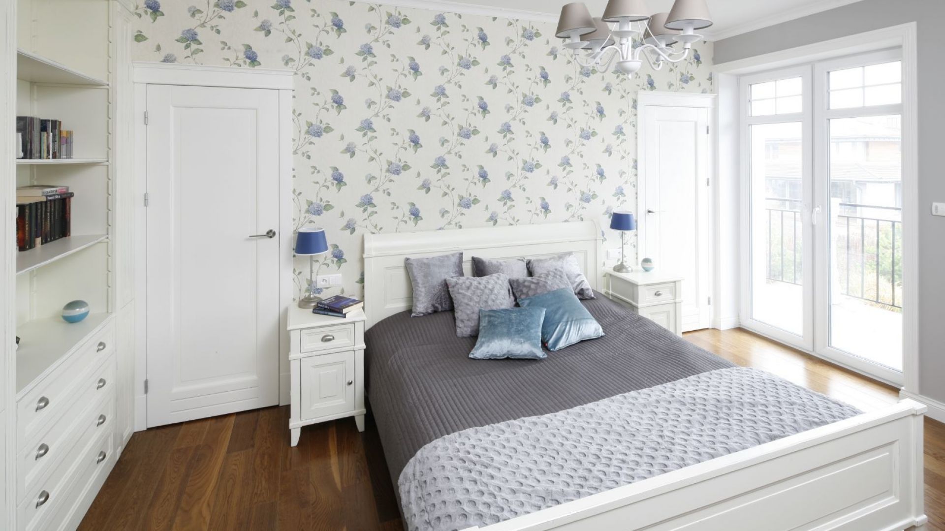 Ściana za łóżkiem w sypialni: 10 pomysłów na modną tapetę. Fajne zdjęcia!