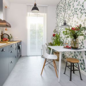 Kuchnia granatowa z odrobiną zieleni. Projekt: Małgorzata Kasperek, Decoroom. Fot. Pion Poziom Marta Behling