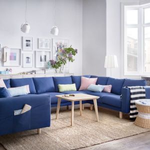 Niebieska kanapa w salonie. Sofa Norsborg dostępna jest w wielu kształtach, stylach i wymiarach. Nóżki wykonane z litego nadają jej ciekawy wygląd. Fot. IKEA