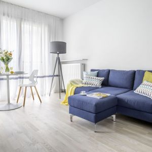 Niebieska sofa w salonie. Projekt Decoroom. Fot. Pion Poziom