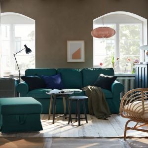 Zielona kanapa w salonie. Sofa z kolekcji Ektopr w zielonym kolorze. Dostępna w ofercie IKEA. Fot. IKEA