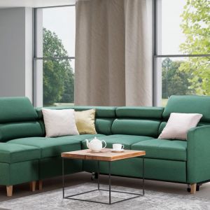 Zielona sofa w salonie. Narożnik w salonie z kolekcji Sven w zielonym kolorze. Dostępny w ofercie firmy Caya Design. Fot. Caya Design