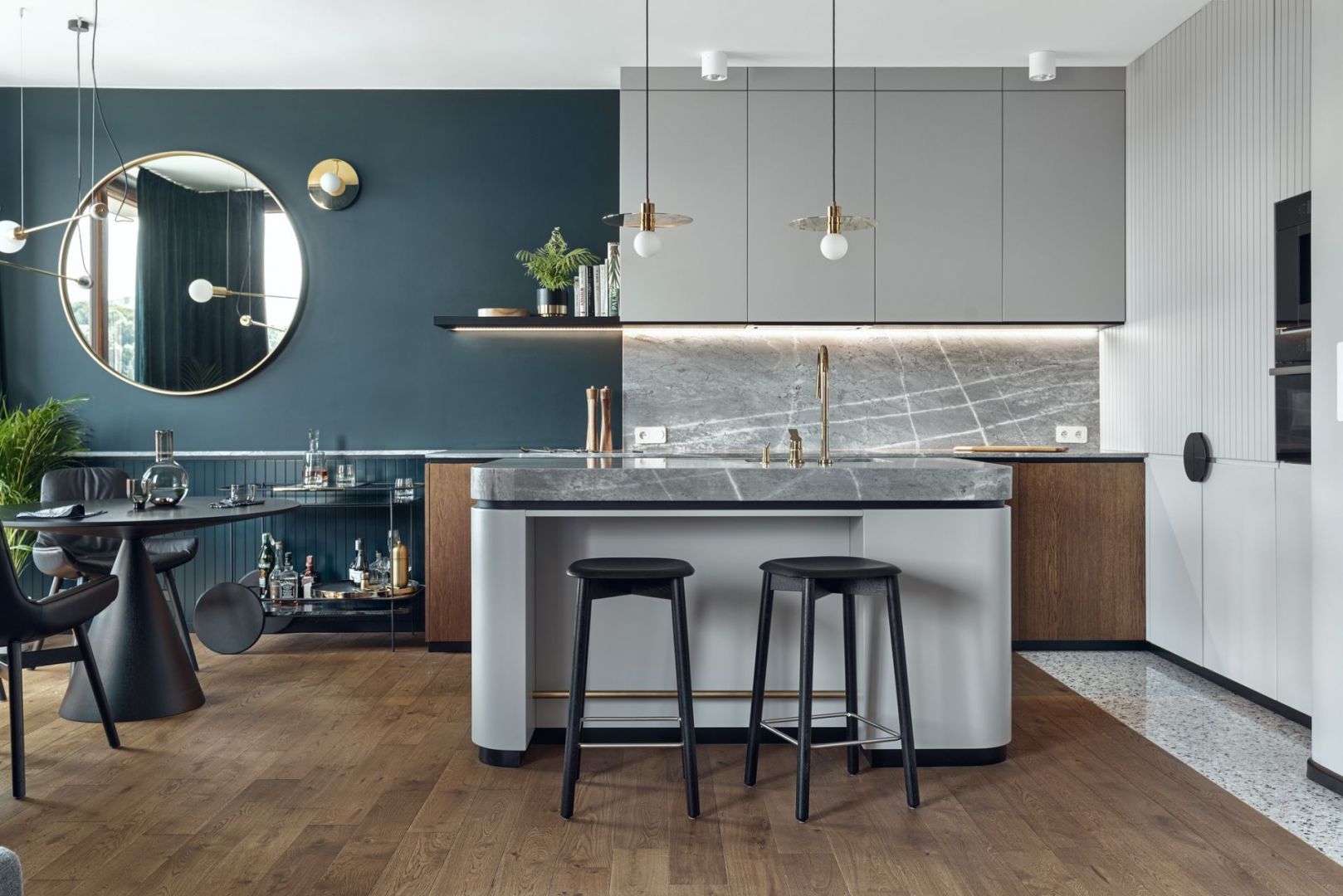 Szara kuchnia z wyspą otwarta na salon. Projekt: Marta i Michał Raca, Raca Architekci. Fot. Tom Kurek
