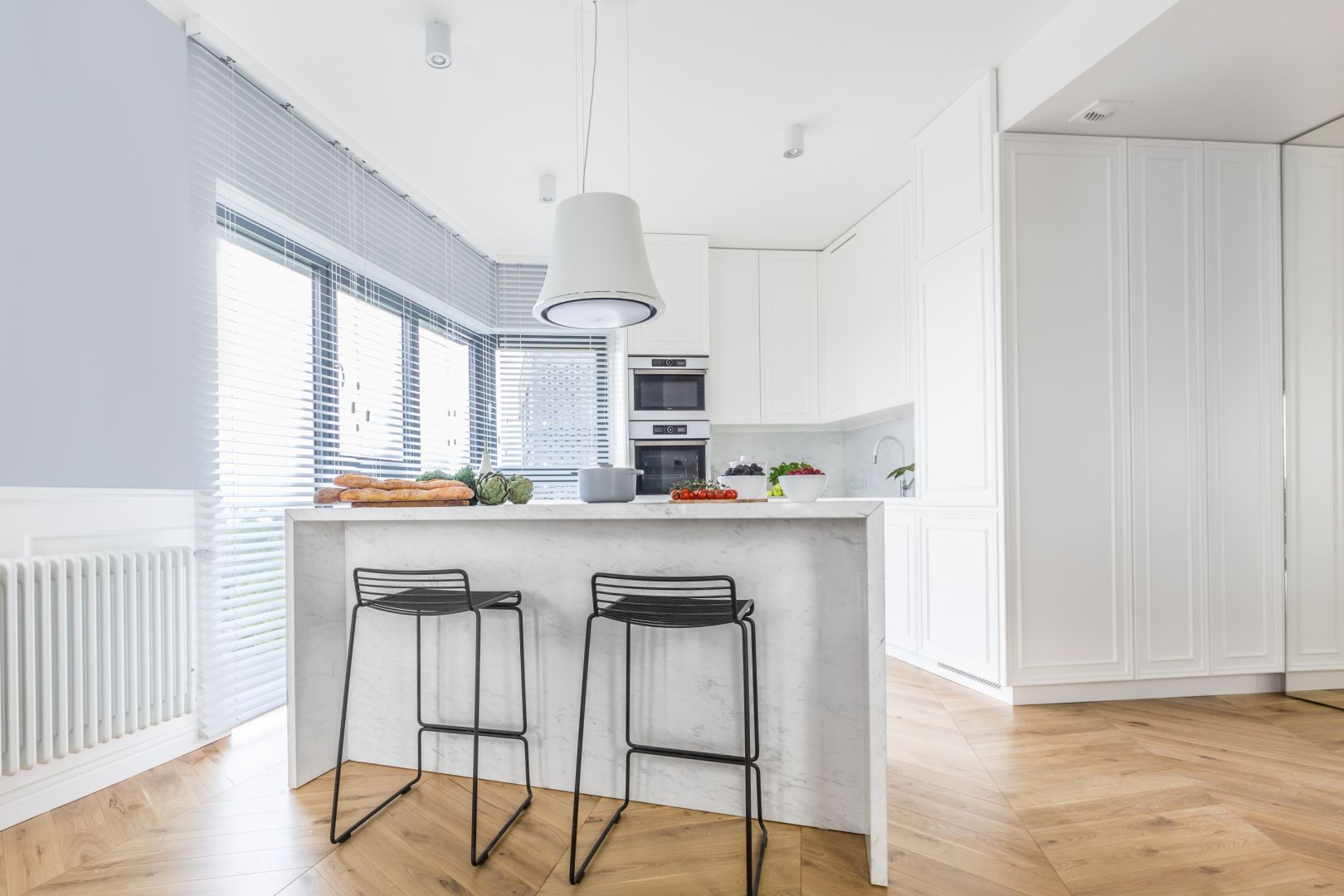 Biała kuchnia. Projekt Decoroom. Fot. Pion Poziom