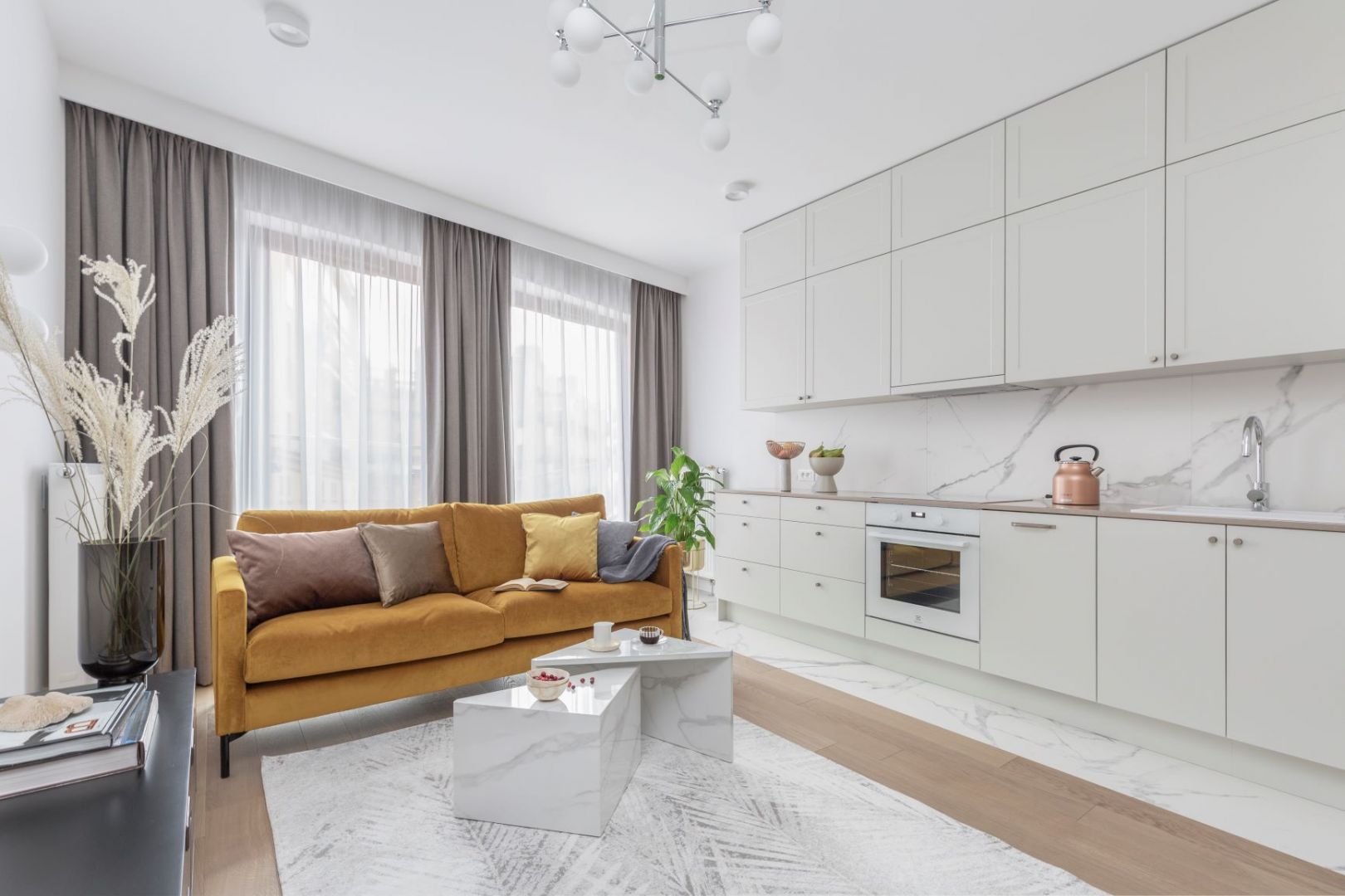 Elegancki salon z kuchnią. Projekt Kate&Co Fot. PionPoziom