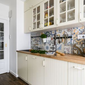 Pomysł na ścianę nad blatem w kuchni - patchworkowe płytki. Projekt: Deer Design