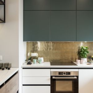 Pomysł  na ścianę nad blatem w kuchni - złota mozaika. Projekt i zdjęcia: KODO Projekty i Realizacje Wnętrz