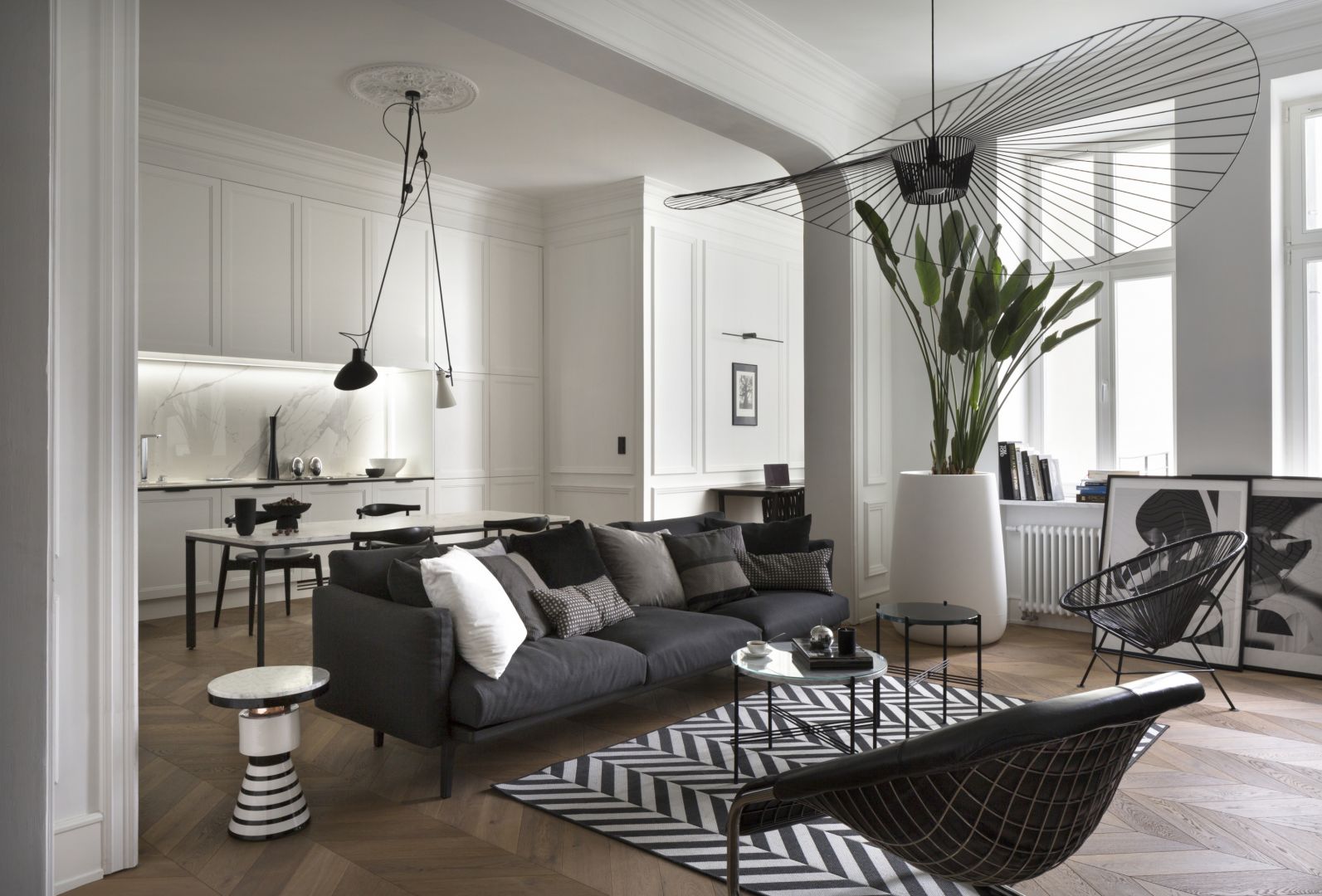 Czarno-biały salon urządzono elegancko i stylowo. Projekt: Goszczdesign. Fot. Piotr Mastalerz