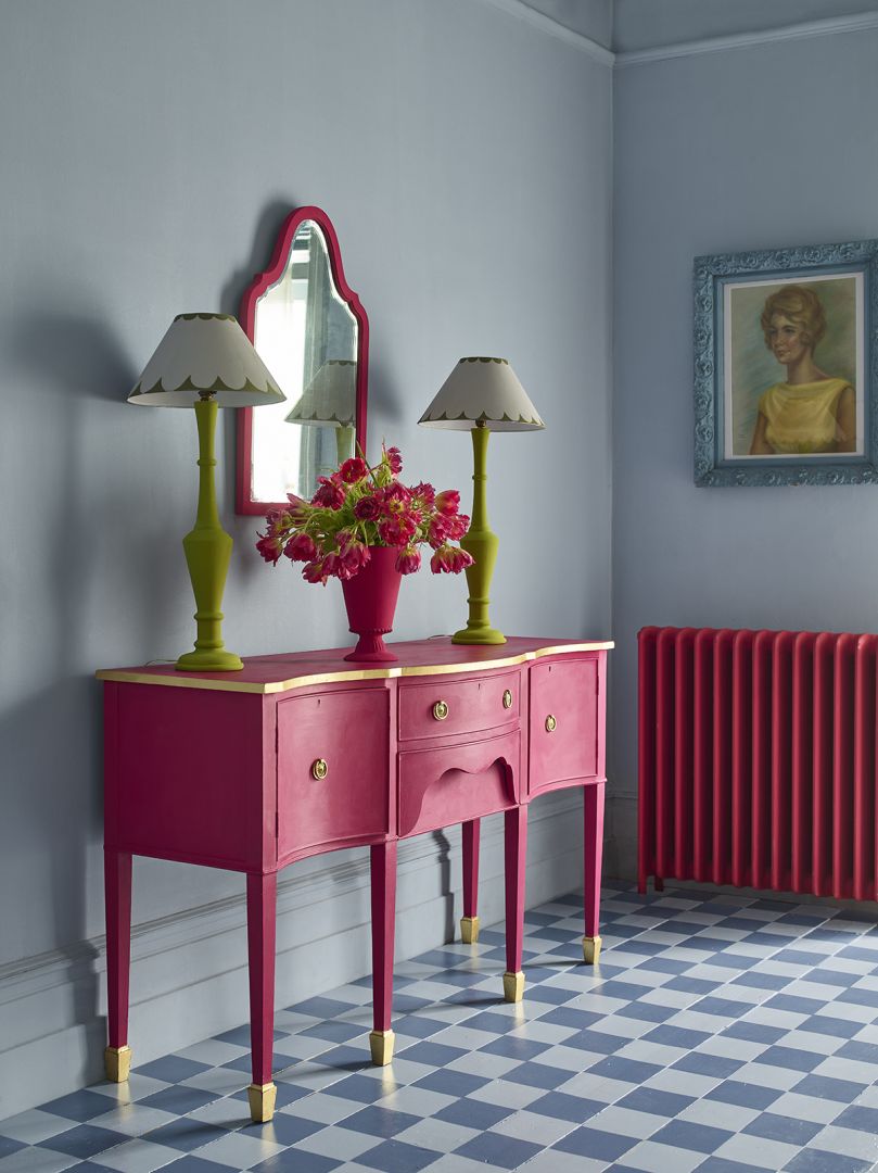 Annie Sloan Chalk Paint™ konsola lustro i wazon w kolorze kolorze Capri Pink