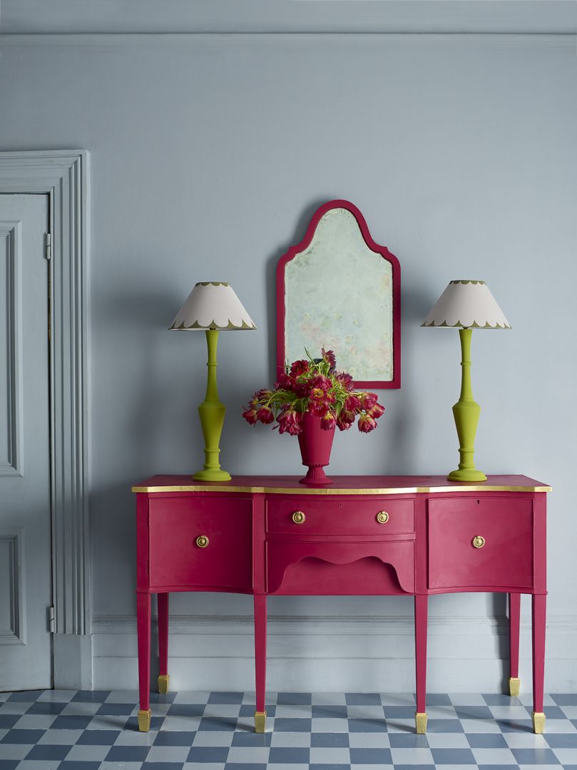 Annie Sloan Chalk Paint™ konsola lustro i wazon w kolorze kolorze Capri Pink