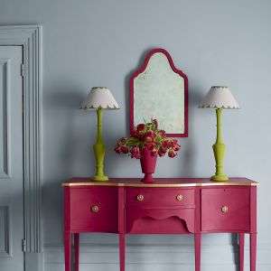 Annie Sloan Chalk Paint™ konsola lustro i wazon w kolorze kolorze Capri Pink 