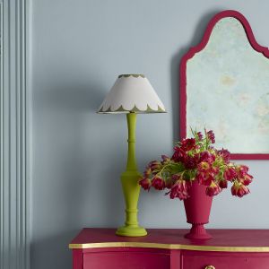 Annie Sloan Chalk Paint™ konsola lustro i wazon w kolorze kolorze Capri Pink