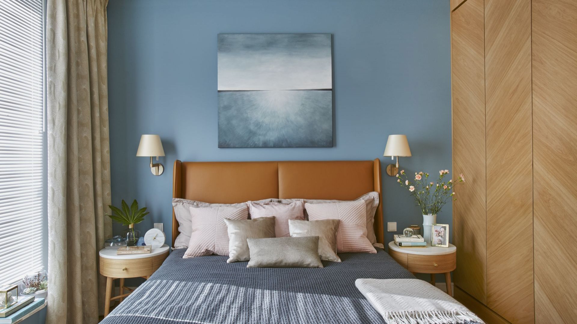 Niebieska sypialnia. 10 pomysłów na wnętrze w kolorze. Co za zdjęcia!