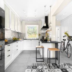 Biała kuchnia w klasycznym stylu. Projekt MM Architekci. Fot. Jeremiasz Nowak