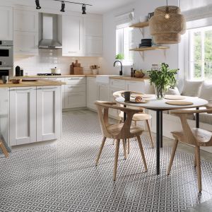 Płytki ceramiczne Patchwork vertigo marki Opoczno w klasycznie urządzonej kuchni.