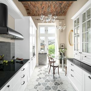 Mała kuchnia w klasycznym stylu. Projekt MM Architekci. Fot. Jeremiasz Nowak