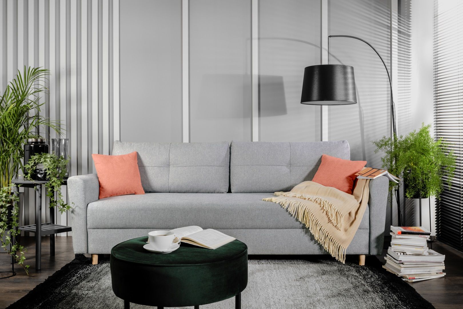 Sofa do małego salonu w szarym kolorze z kolekcji Aradena. Dostępne w ofercie Black Red White. Fot. Black Red White