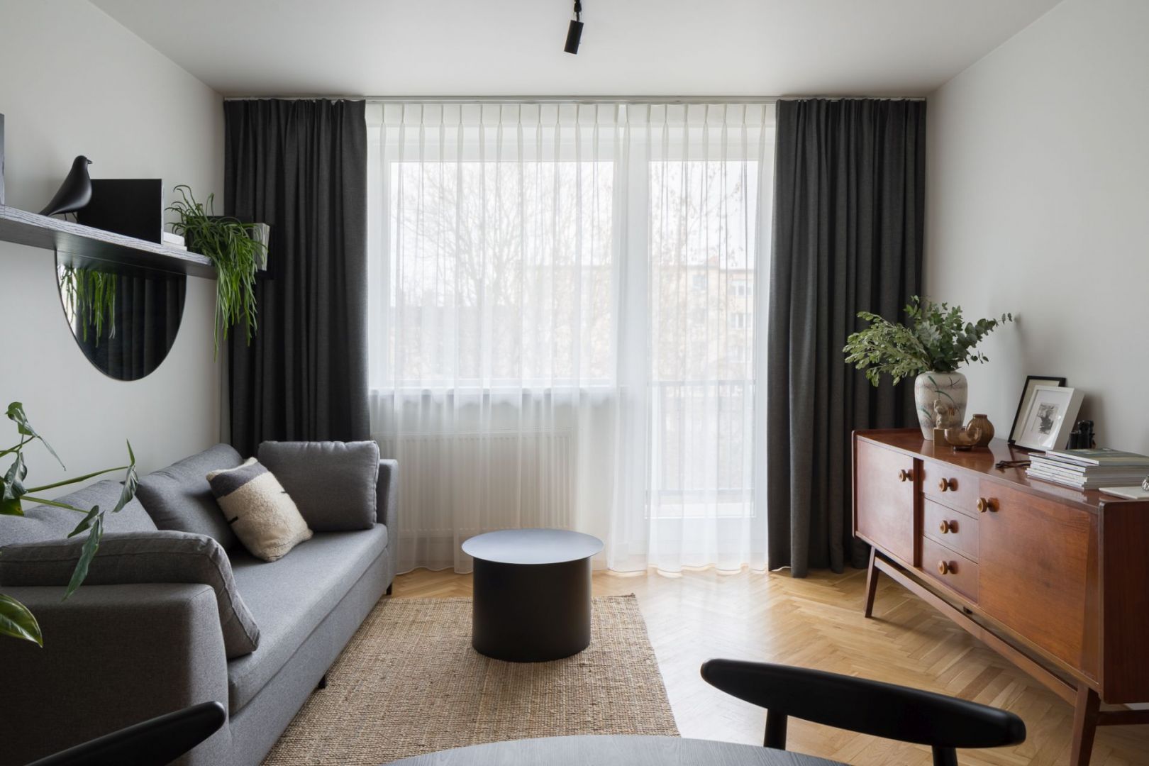 Elementy retro piękne łączą się we wnętrzu z wyposażeniem z IKEI i perłami designu od znanych projektantów. Projekt: pracowni 3XEL. Fot. Dariusz Jarząbek